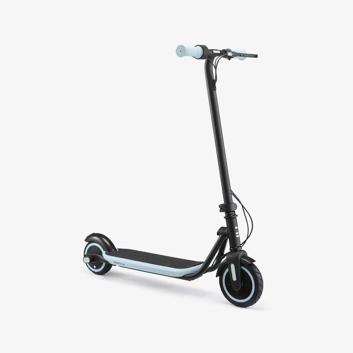 Trottinette électrique enfant Decathlon XSD100E noire et bleu clair, vue de trois quarts