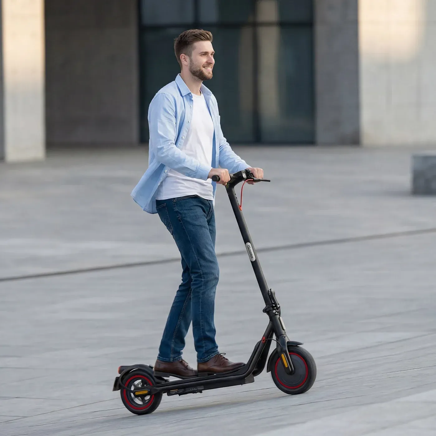 Un adulte roule en ville sur une iScooter i8M